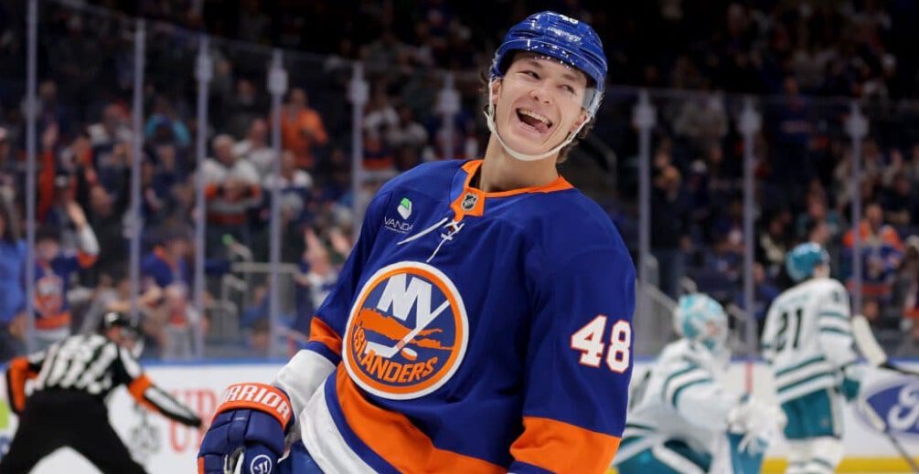 Шефер набрал 11 в матче против Вегаса и возглавил гонку бомбардиров среди новичков. У 18-летнего защитника 14 очков в 17 играх против 13 у Демидова