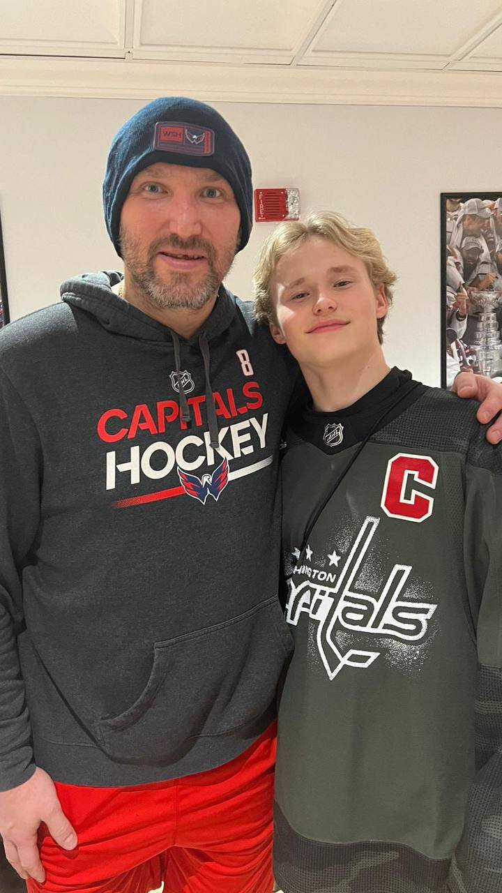 Илья Малинин посетил матч НХЛ Вашингтон  Бостон и сфотографировался с Овечкиным