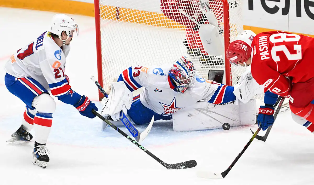 Ларионов запросил видеопросмотр перед голом Спартака на 56-й минуте из-за нарушения. Арбитр засчитал гол Воробьева