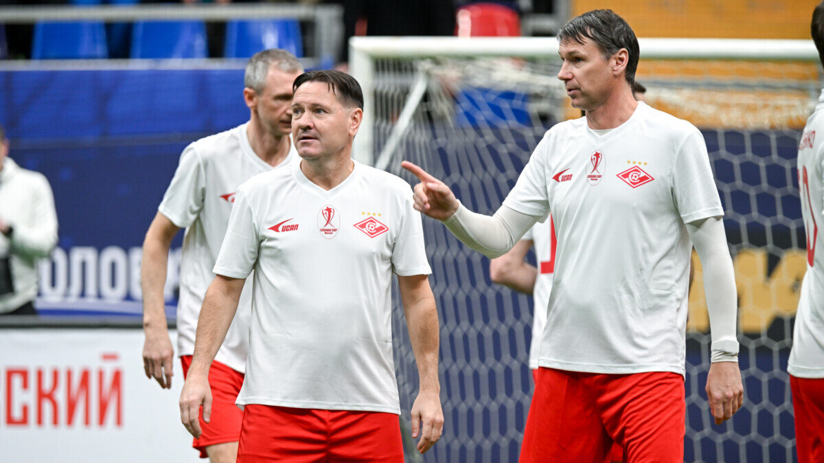 Титов и Аленичев провели символическое вбрасывание перед игрой Сочи Шанхай в КХЛ. Экс-футболисты Спартака были в шарфах южан