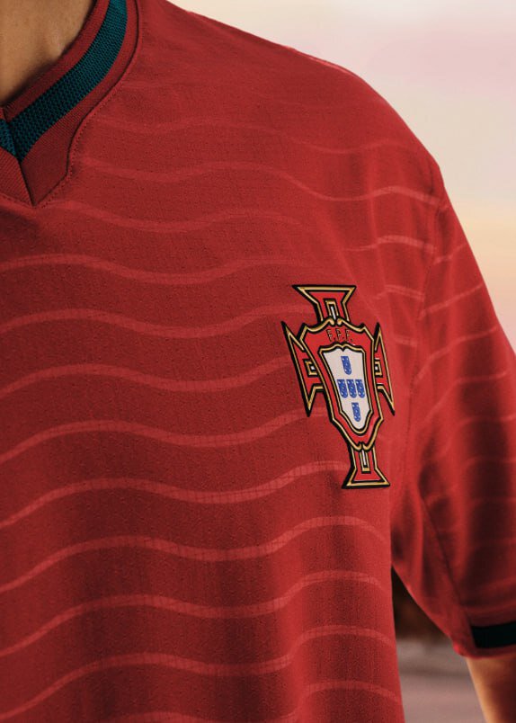 Сборная Португалии показала форму к ЧМ-2026  красную с зелеными вставками и волнистым узором: Футболка отражает энергию океана и дух страны