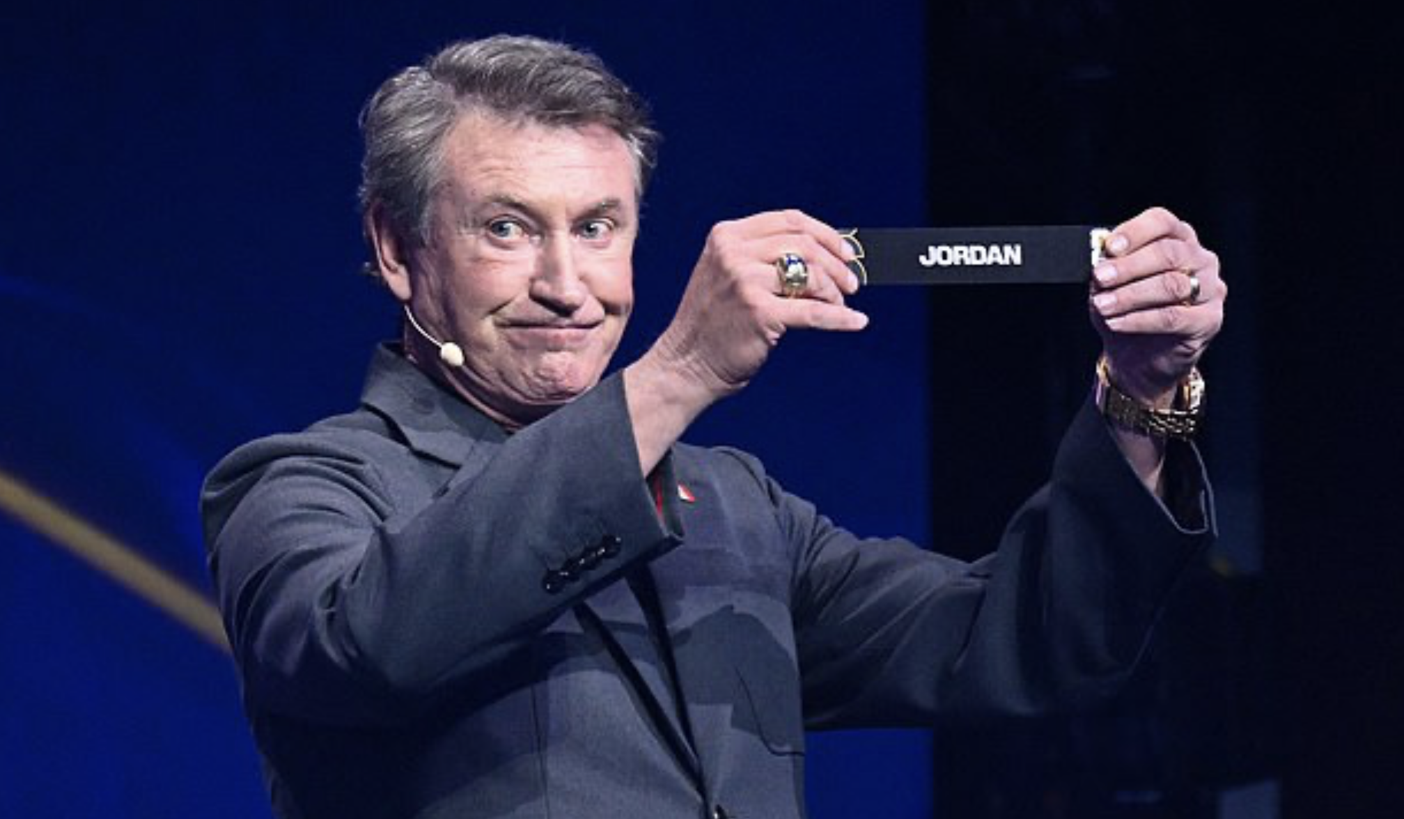 Кюракко, Макадония. Гретцки неправильно произнес названия стран во время жеребьевки ЧМ-2026 и сам подшучивал над этим. Произношение названия Ганы Уэйну, вероятно, подсказали