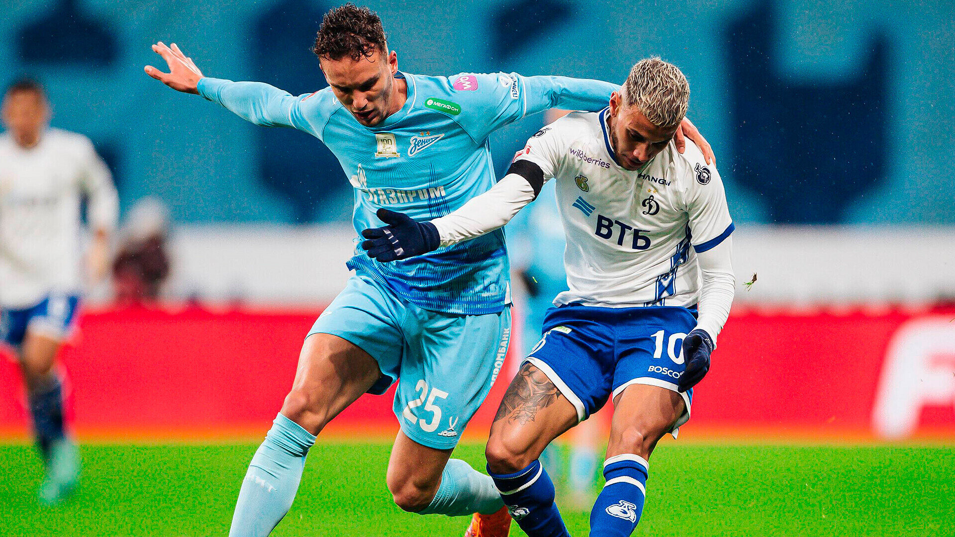 Игроки Зенита сняли траурные повязки в память о Симоняне перед матчем с Динамо  они плохо держались на руке. Карпов написал, что игроки проигнорировали акцию