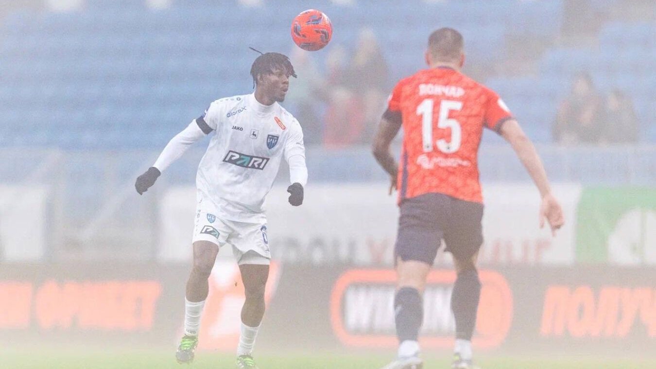 РПЛ о матче Акрон  Пари НН в Самаре: Концентрация тумана была оценена как приемлемая. Получив поддержку от всех сторон, судья принял решение использовать красные мячи