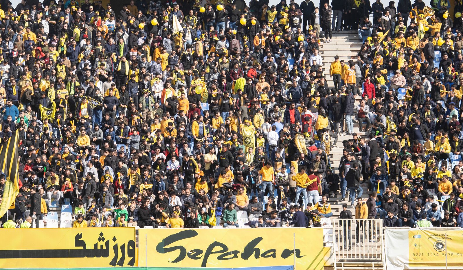 В Иране фанаты Сепахана бросали камни и оскорбляли болельщиц Персеполиса. Местные СМИ считают, что это часть кампании, чтобы убрать женщин со стадионов