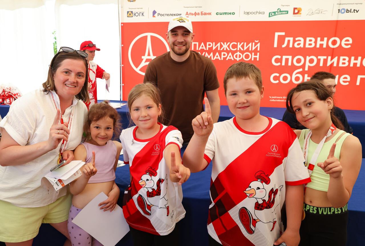 Хоккеисты Металлурга посетили Парижский полумарафон в Челябинской области