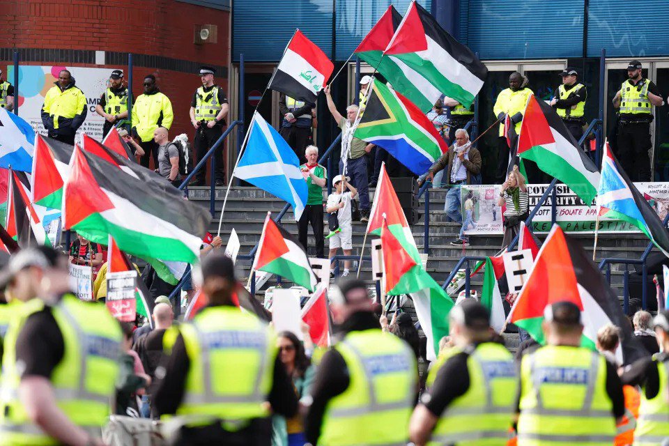 Пропалестинские активисты устроили акцию протеста перед матчем женской сборной Израиля в Шотландии. Они держали муляжи гробов, стояли с заклеенными ртами и призывали прекратить огонь