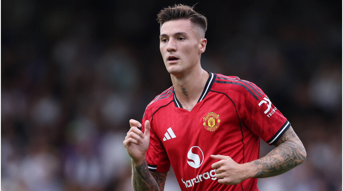 Руни о Шешко: Он умеет бороться и цепляться за мяч, Беньямин удерживает его лучше Хейлунда. Он играет лучше, чем многие считают