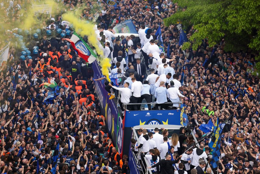 Интер проводит чемпионский парад. Клуб выиграл 20-й титул в Серии А и получил вторую звезду