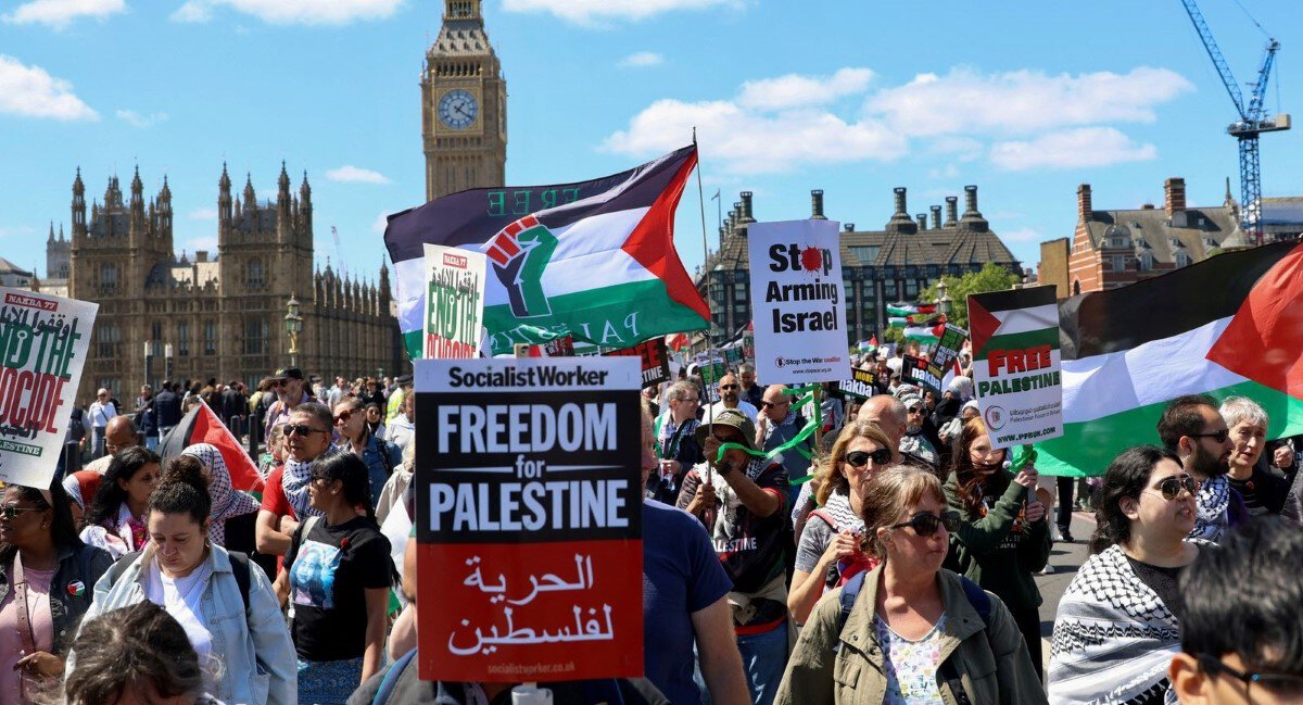 60 пропалестинских демонстрантов помешали мероприятию в Лондоне, посвященному Евро-2028. Их лозунги: Выгоните Израиль, Офсайд за геноцид, Кровь на ваших руках