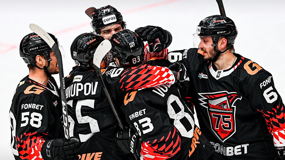 Авангард вывел робота Игоря на лед под музыку из Терминатора перед началом игры со Спартаком. Он провел символическое вбрасывание