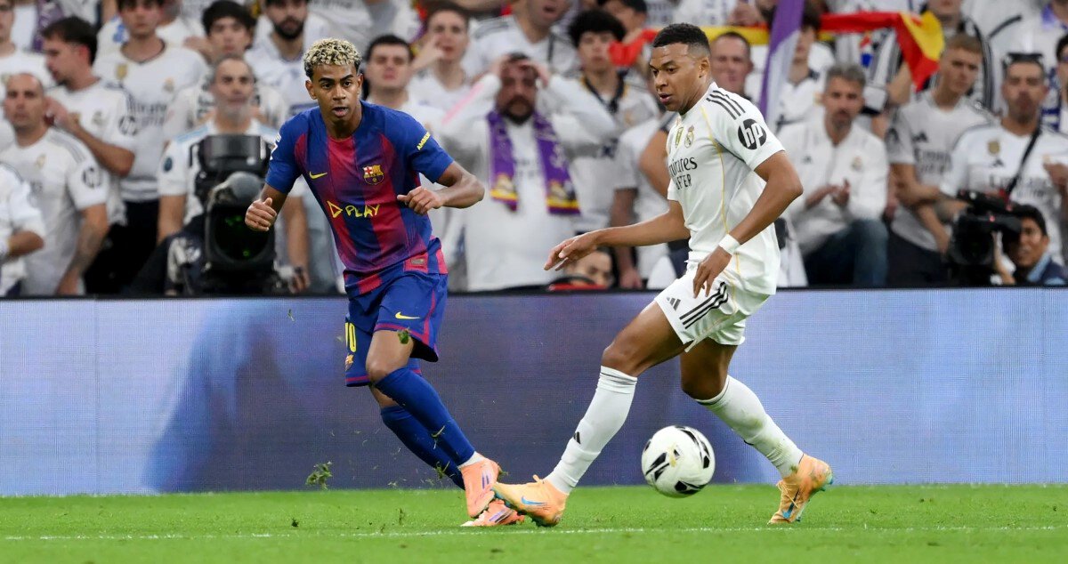 Барса лидирует в таблице Ла Лиги, опережая Реал на 4 очка. Вильярреал отстает на 8 баллов при двух матчах в запасе, Атлетико на 9. Бетис сыграет в понедельник