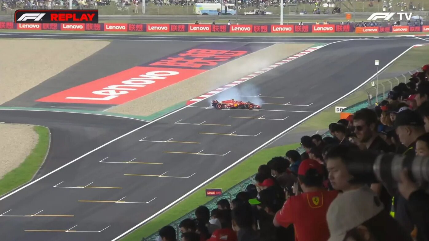 Сайнс попал в аварию, квалификация к Гран-при Китая прервана красными флагами