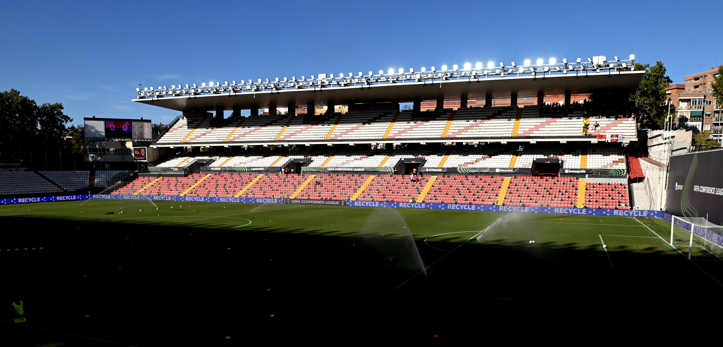 В Лехе высмеяли раздевалку стадиона Райо, открытого почти 50 лет назад. Поляки отметили отсутствующее освещение, сломанные вешалки, стопку полотенец и коробки с бутылками