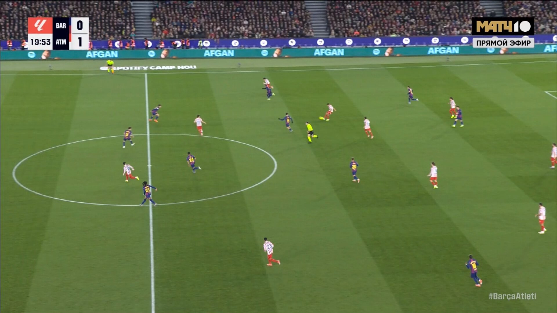 Судья засчитал гол Атлетико Барселоне после проверки на офсайд. Баэна открыл счет, выйдя один на один