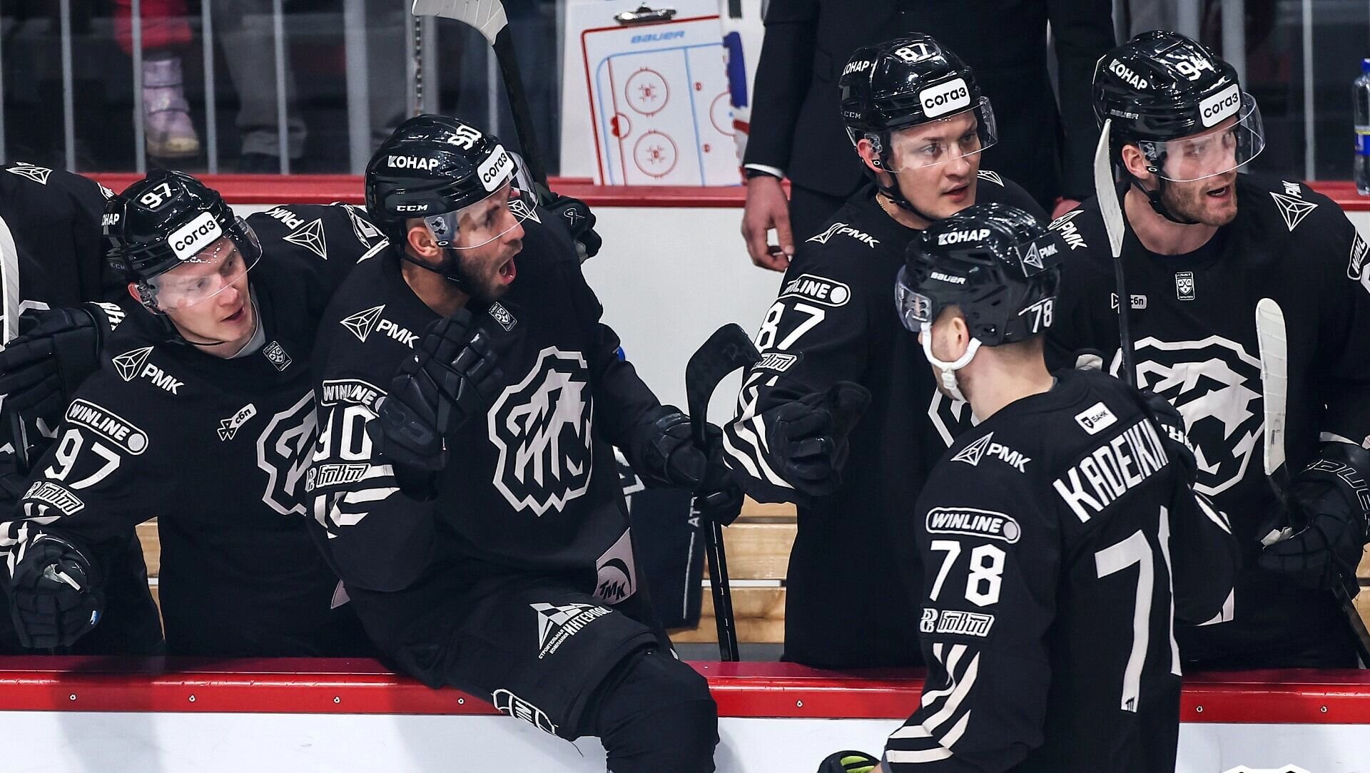 Трактор пропустил 7 шайб за 2 периода игры с Динамо. Шерстнев и Лозебников отбили 18 из 25 бросков в створ