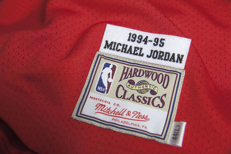 Mitchell & Ness выпустила ретро-майки Майкла Джордана с номером 45