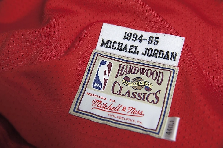 Mitchell & Ness выпустила ретро-майки Майкла Джордана с номером 45