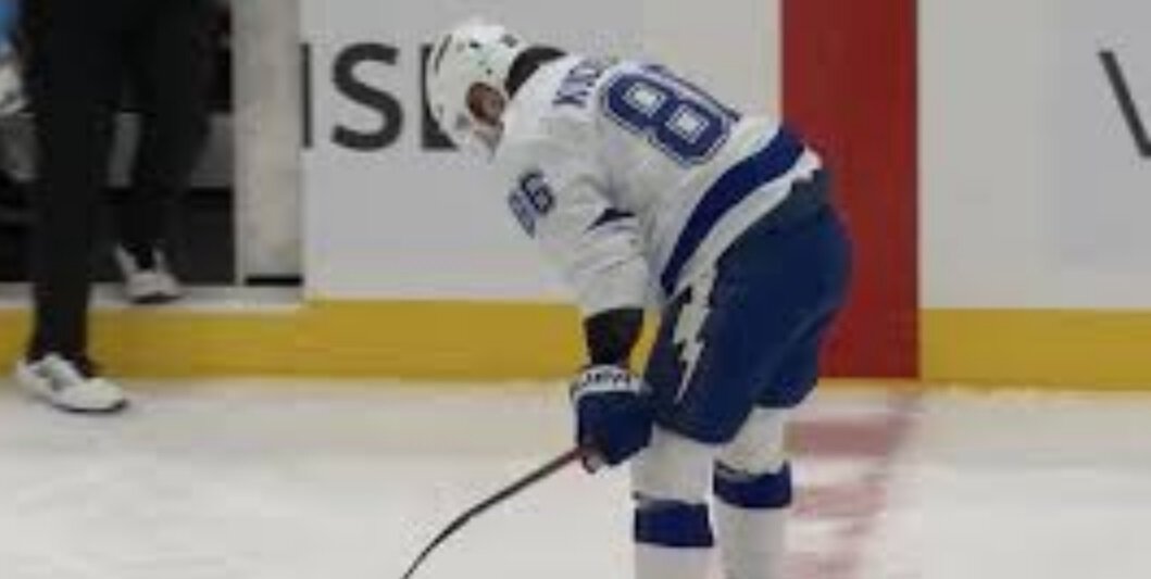 Кучеров набрал 12 в матче с Вашингтоном и получил травму  Уилсон толкнул его на судью во 2-м периоде. Позже Дуглас подрался с форвардом Кэпиталс