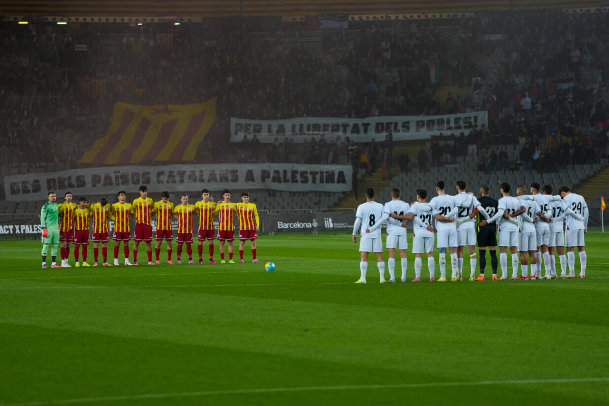 Фанаты сожгли флаг Испании на матче Каталонии и Палестины и скандировали на хер Испанию и на хер Израиль