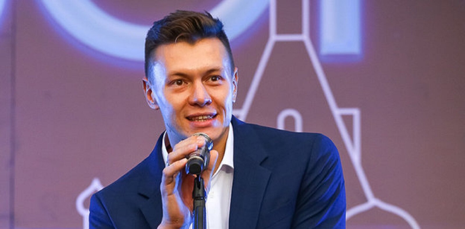Гендиректор Торпедо сказал, что перекрестный плей-офф придуман, чтобы ЦСКА и СКА не встретились. Генменеджер клуба пошутил: Сейчас связь пропала на п