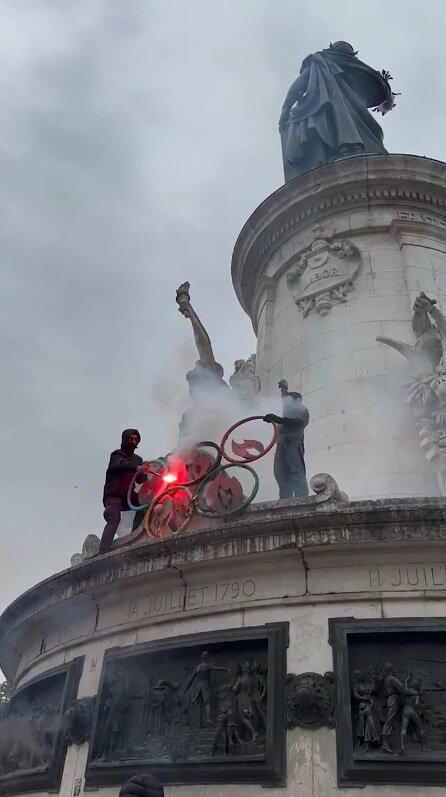 Участники первомайской демонстрации в Париже сожгли олимпийские кольца, выступая против проведения Игр