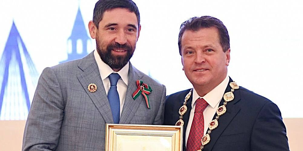 Мэр Казани вручил Зарипову свидетельство о внесении в Книгу почета города за высокие спортивные достижения