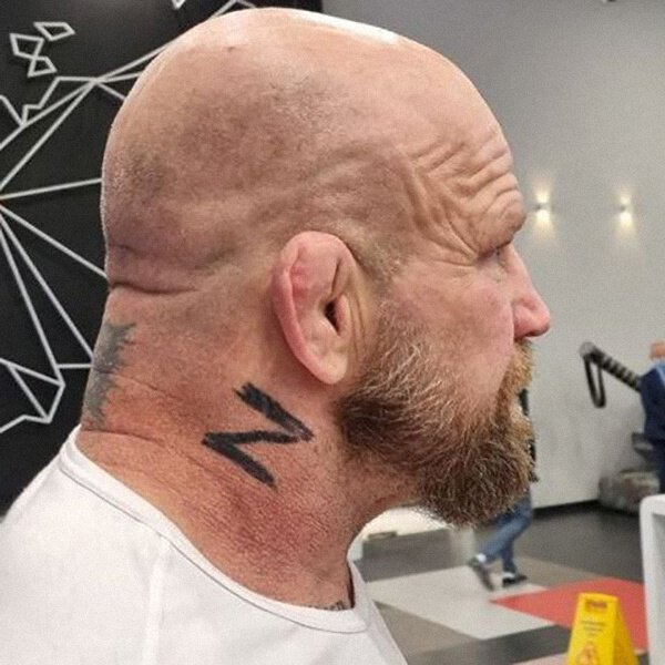 Монсон рассказал, как люди в США реагируют на его татуировку с буквой Z