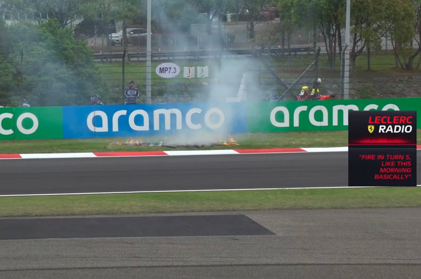 На трассе Гран-при Китая во второй раз за день загорелась трава, второй сегмент квалификации к спринту отложили