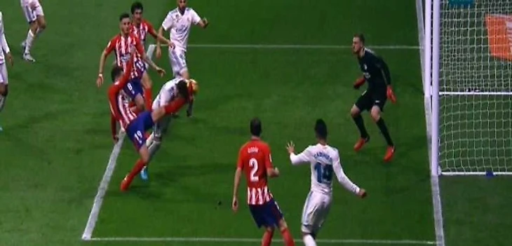 Картинки по запросу «Атлетико» – «Реал». Люка ногой разбил нос Рамосу, и Серхио заменили в перерыве