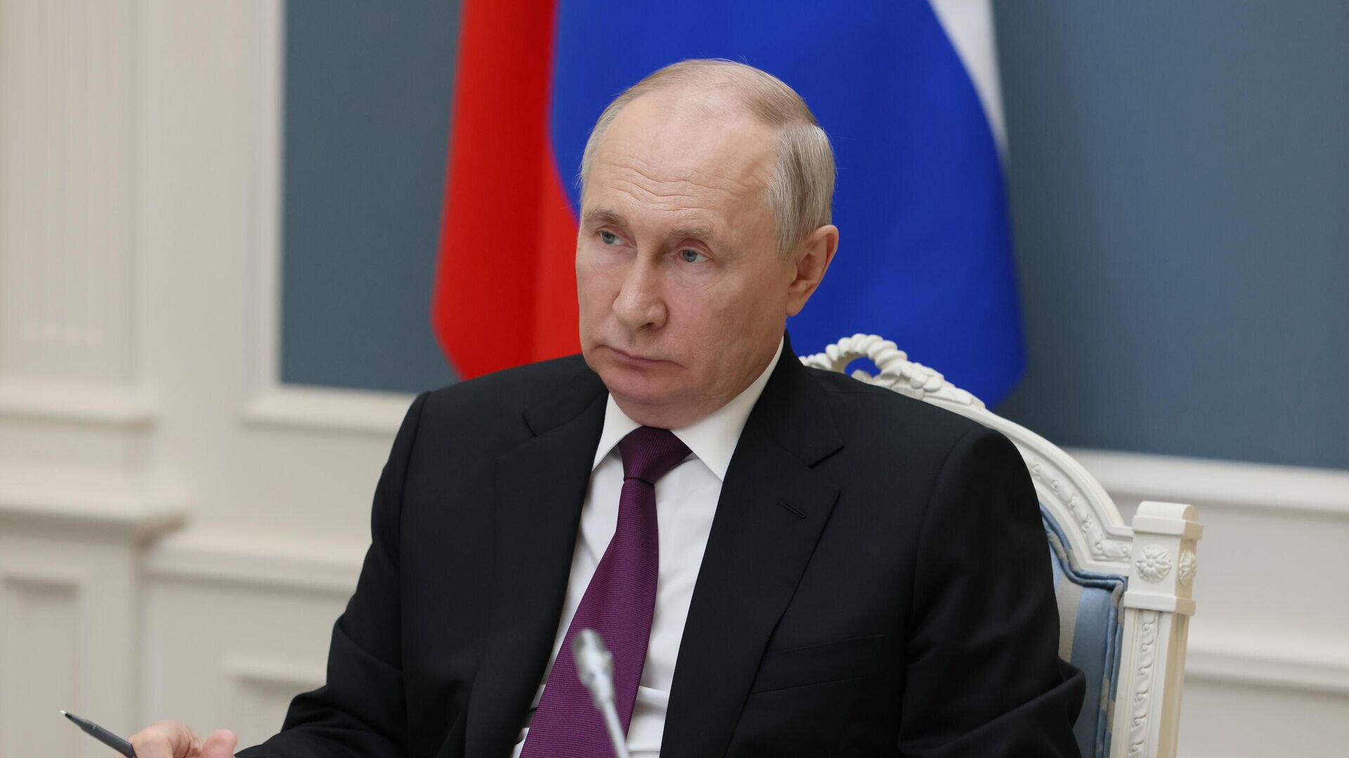Путин сильный лидер, он справится с этим. Проблему можно решить по щелчку пальца. Экс-форвард Спартака Эменике о бане России