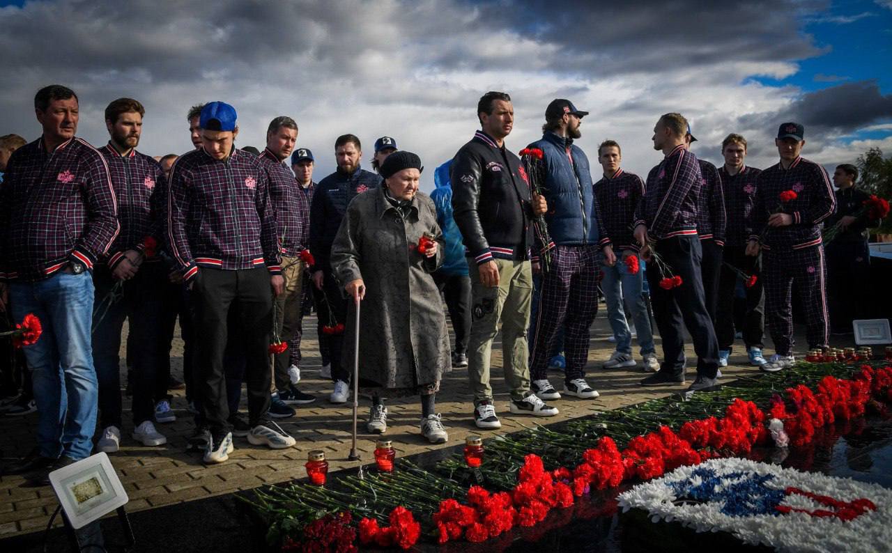 Ротенберг и СКА возложили цветы к мемориалу в память о Локомотиве: Мы всегда будем помнить вас, ребята! Верю, что на небесах вы играете в хоккей