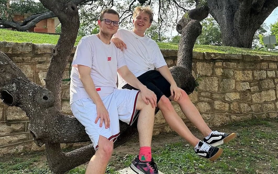 Bumych was photographed with lilac on a tree: “Lucky was a tree that the photo was taken not 2 years ago 😜”