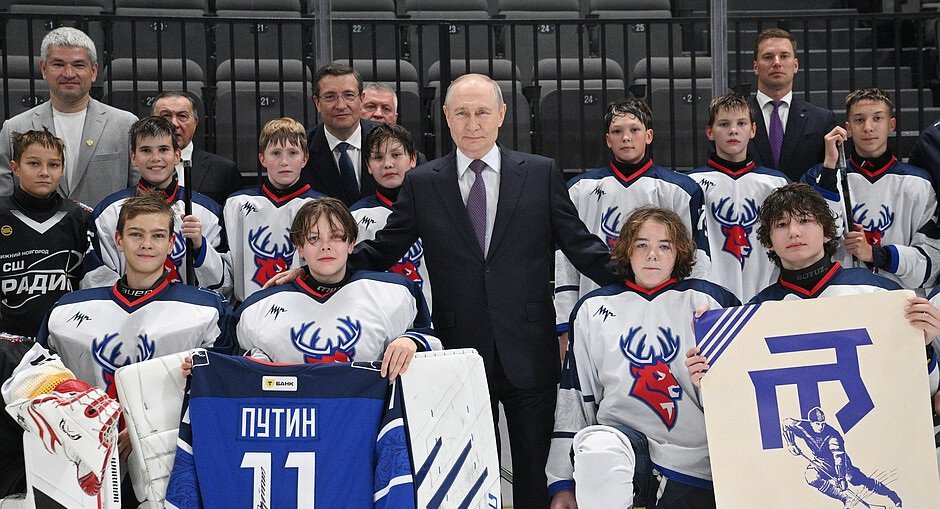 Путин посетил новую арену Торпедо в Нижнем Новгороде. Президент России пообщался с юными хоккеистами, оставил автограф на клюшке, свитере и плакате