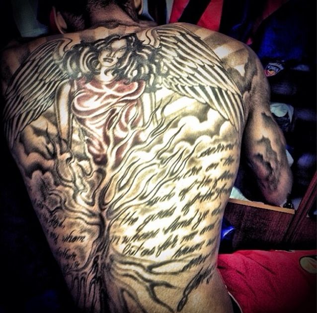 Сонни Уимс выложил фотографию с татуировкой во всю спину
