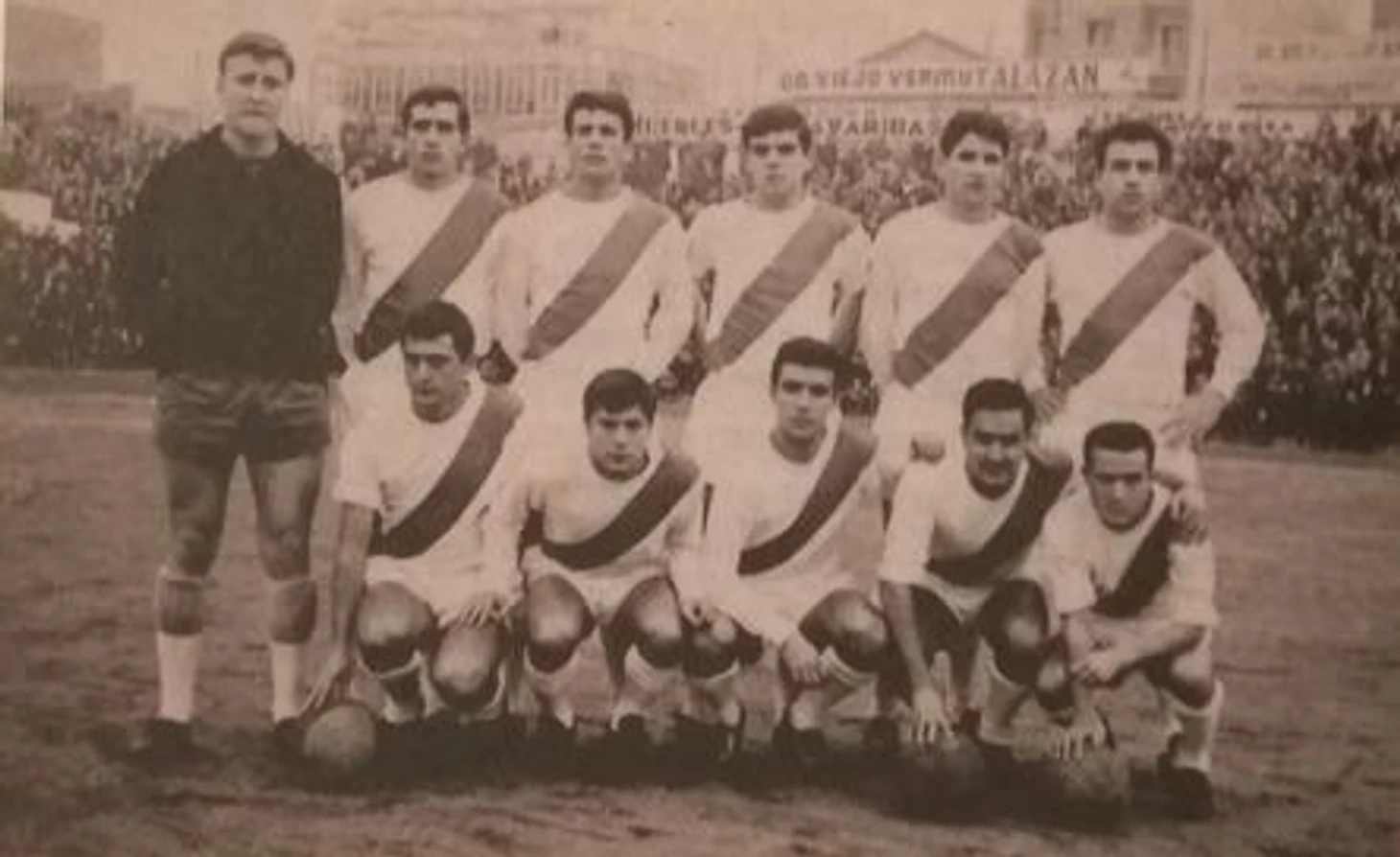 Стоят: Сампер; Флорес; Эрнандес; Чуфи; Морильяс; Гонсалес. Сидят: Мойя; Пакито; Исмата; Виньяс; Фелинес.