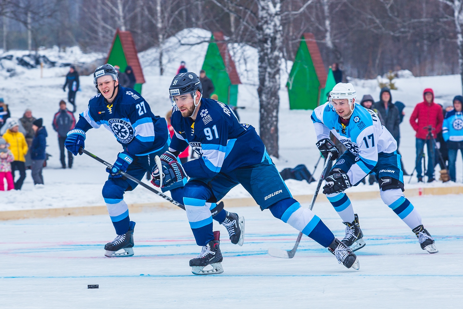 &laquo;Сибирь&raquo; вернулась к истокам хоккея: команда сыграла матч с любителями на озере