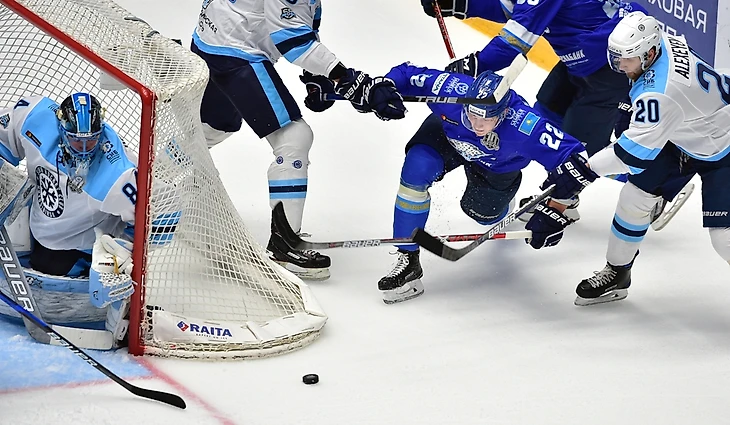 Из-за ворот