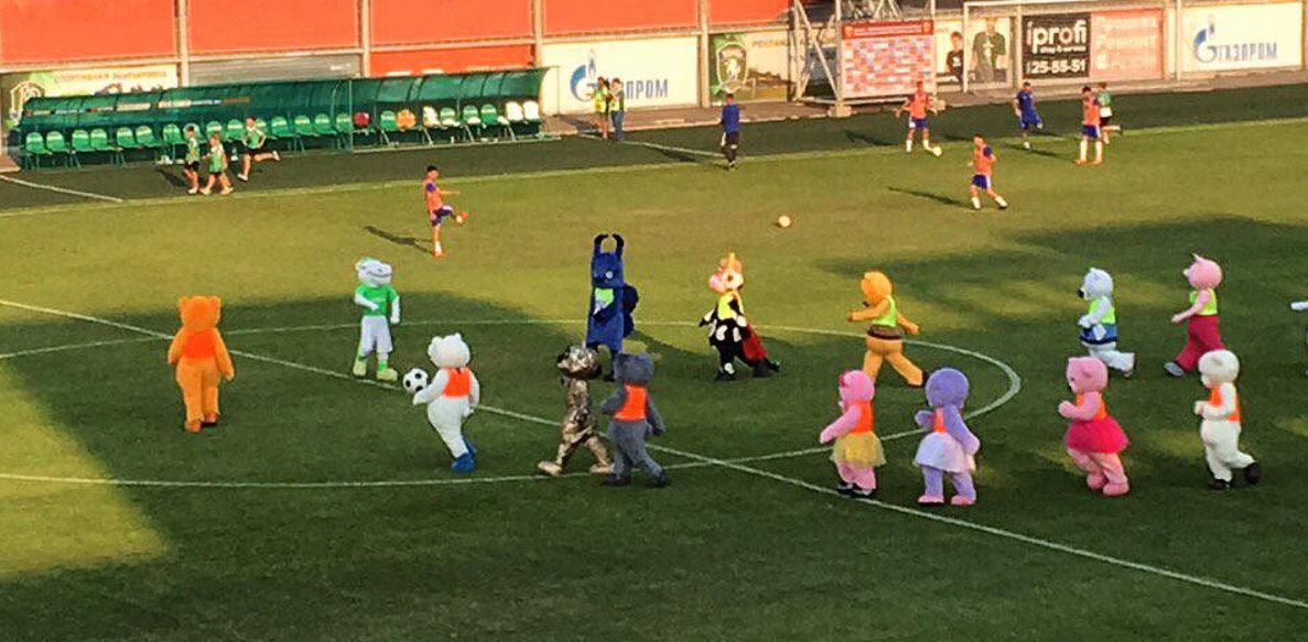 Шоу плюшевых кукол на матче ФНЛ. Сейчас все объясним