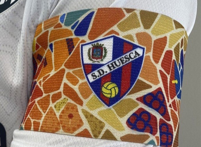 Повязка капитана «Уэски» на матч с «Барселоной» – произведение искусства. Тут отсылки к Месси, Гауди и чупа-чупсам Кройффа