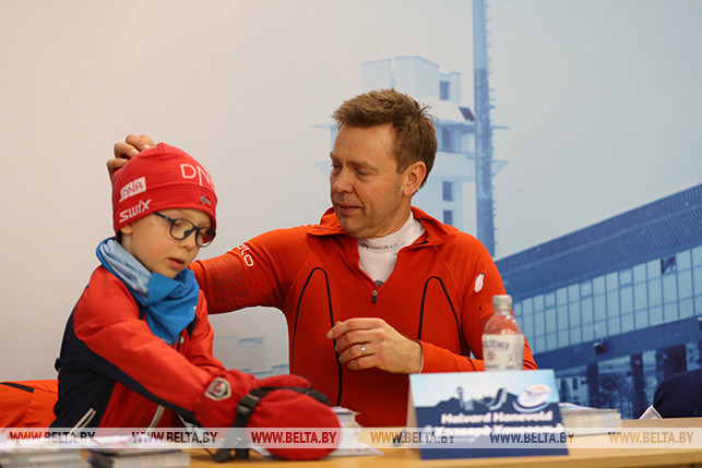 https://photobooth.cdn.sports.ru/preset/post/0/22/c87bf68e241b58f75738caf52ce84.jpeg
