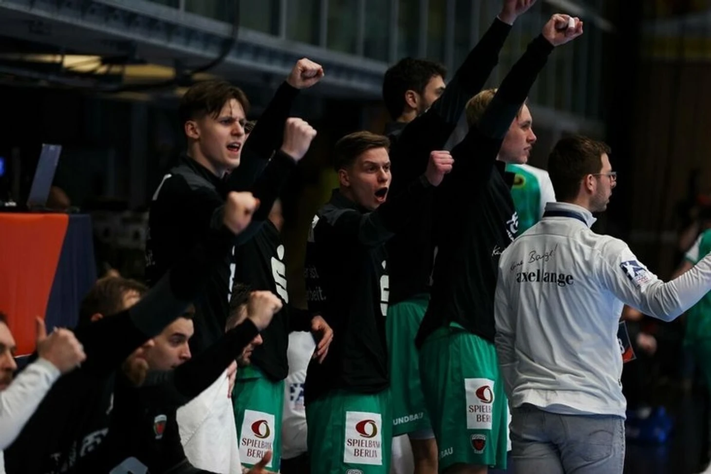 За основу "Берлина" дебютировал белорус: 19 лет, играет в немецкой "молодежке", отец — гандболист, изображение №3