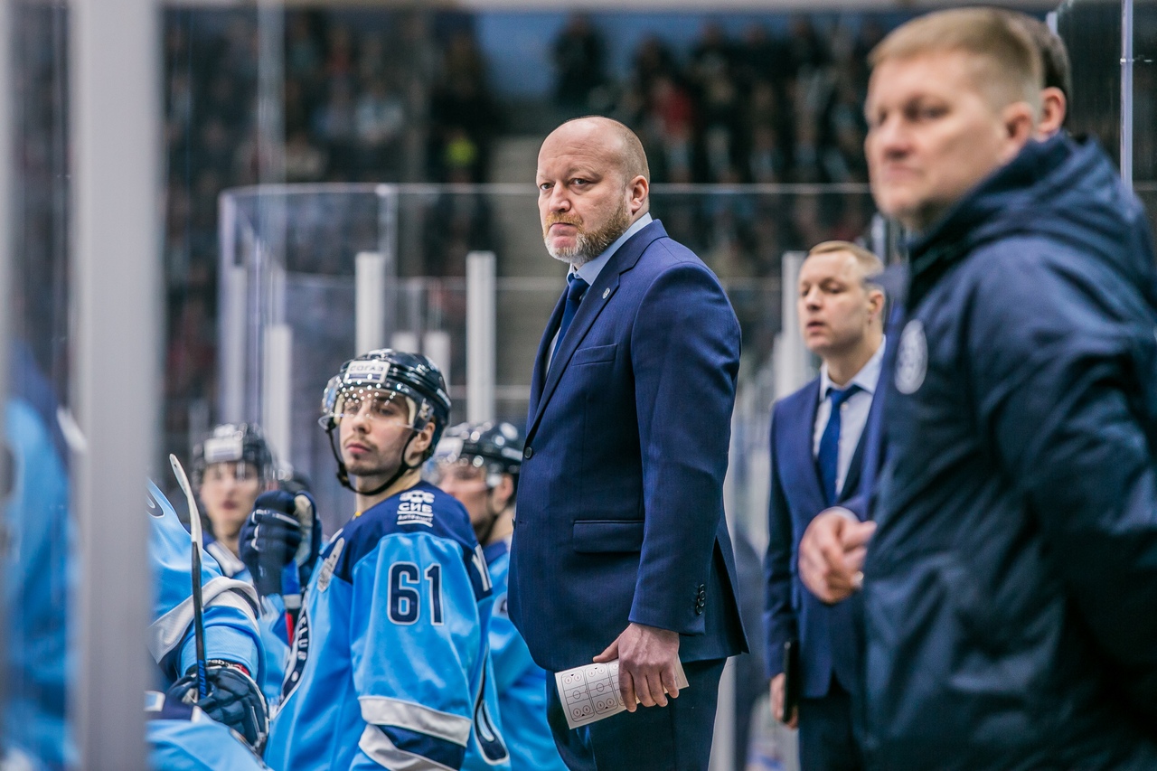 Тренер «Сибири» помог «Авто» затянуть серию: запросил просмотр гола Дацюка, но получил удаление