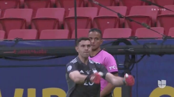 Бруну – еще одна жертва трэштока вратаря «Виллы» Мартинеса. Он предлагал отдать пенальти Роналду, а после промаха танцевал перед трибунами