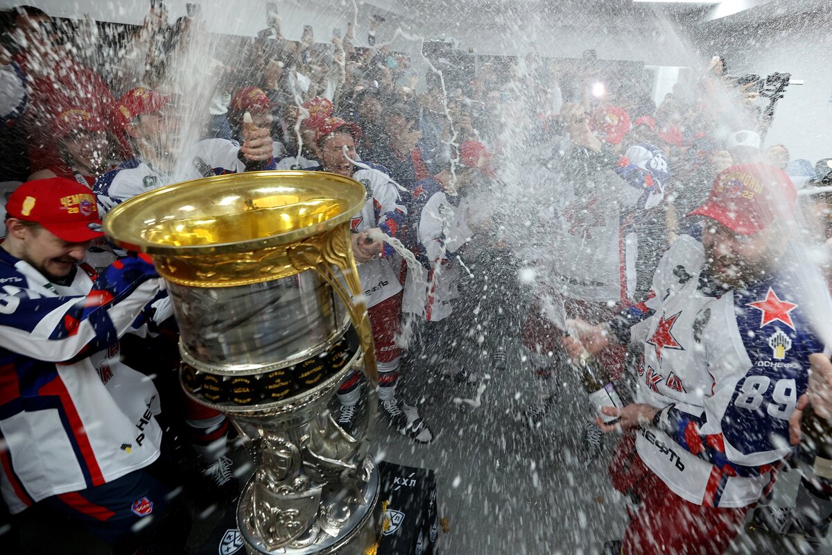 Решение Фёдорова по поводу НХЛ, реки шампанского и кубковые банные процедуры – как ЦСКА празднует чемпионство