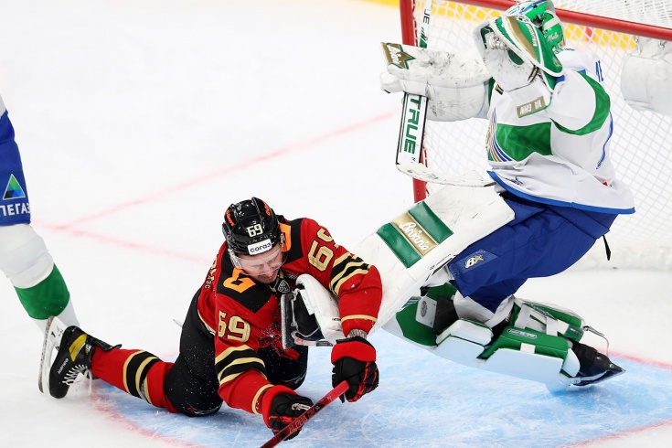 Капитан «Салавата» жестко вырубил лидера «Авангарда» – судья даже не свистнул нарушение