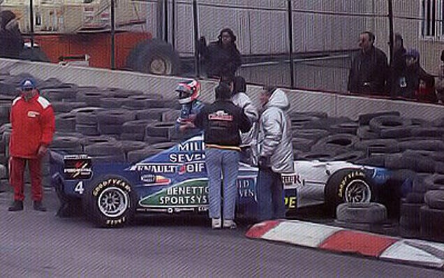 Ярно Трулли у разбитого болида Benetton