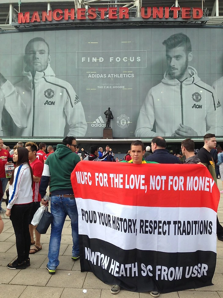 Со вторым флагом, на котором пропечатан девиз нашего фан клуба.