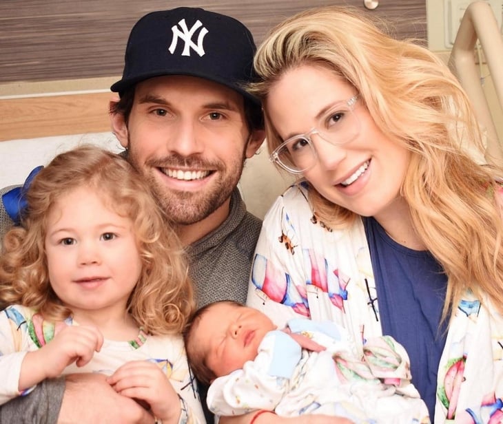 К нам приехал суперпозитивный американец: кайфует от КХЛ, тусуется в Вегасе и дразнит канадцев