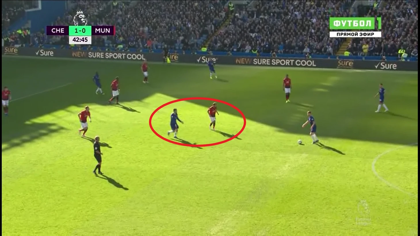 Мата не вступает в прессинг, а перекрывает передачу на Ковачича, направляя тем самым атаку во фланг